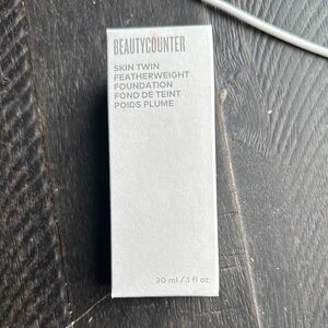 Beautycounter Skin Twin Foundation light 210
